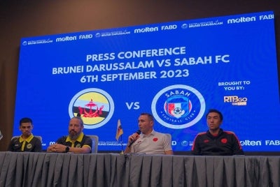 Bozik dan Khairul Fahmi semasa sidang media pra perlawanan pada Selasa