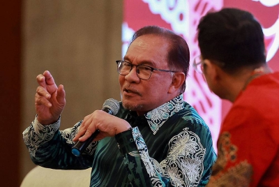 Anwar pada pertemuan dengan rakyat Malaysia di sini dan sahabat-sahabat Indonesia dalam Program Temu Anwar Jakarta di Pusat Konvensyen Reptop malam Selasa. - Foto Bernama