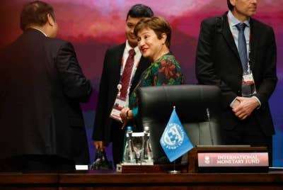 Pengarah Urusan Dana Kewangan Antarabangsa (IMF) Kristalina Georgieva (tengah) memberi reaksi ketika berbincang dengan Menteri Penyelaras Hal Ehwal Ekonomi Indonesia, Airlangga Hartarto (kiri) semasa sesi pleno Sidang Kemuncak ASEAN ke-43 di Jakarta, Indonesia pada Selasa. - Foto EPA/Pool