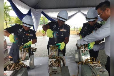 Hussein (tengah) ketika melakukan gimik melupuskan barang kes di IPD Sepang pada Rabu.