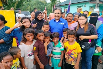 Johari (tengah) beramah mesra bersama penduduk Kampung Orang Asli Bakar Batu, Perling pada Rabu.