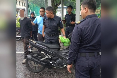 Seorang lelaki yang ditahan JPJ Selangor semasa operasi di lorong motosikal Plaza Tol Bukit Kiara, Petaling Jaya pada Isnin, diserahkan kepada pihak polis untuk siasatan lanjut kerana menggunakan motosikal curi.