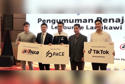 Ahmad Shapawi (dua dari kanan) bersama barisan penaja rasmi LTdL 2023 di MSN, Bukit Jalil sebentar tadi.