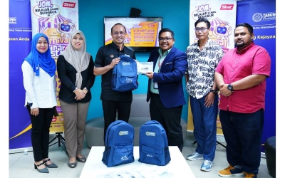Ahmad Dasuki (tiga dari kiri) menyerahkan sumbangan hadiah kepada Zamri (tiga dari kanan) sempena Karnival Pendidikan Sinar Bestari 2023 di Kompleks Kumpulan Media Karangkraf, di sini pada Selasa.
