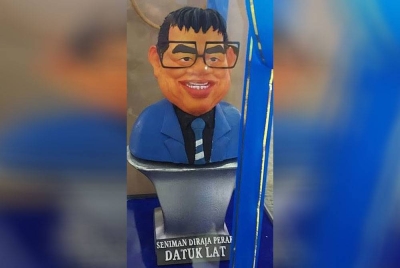 Replika Datuk Lat yang dihasilkan Zaky Qursani