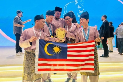 Dari kiri: Khatib Sulaiman, Abdul Muiz, Mohamad Ikmal Hakimi (jurulatih), Muhammad Hasbi Daing dan Wan Amzar Izzuddin meraikan kejayaan manis mereka sempena Kejohanan Debat Bahasa Arab Sekolah-Sekolah Antarabangsa yang berlangsung di Qatar, baru-baru ini.