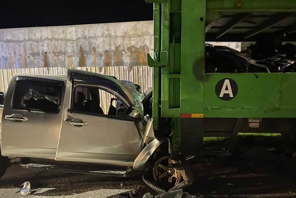 Pacuan empat roda yang dipandu mangsa merempuh belakang lori yang parkir berhampiran Hentian Sebelah Behrang dekat Tanjung Malim pada Khamis. - Foto: ihsan polis