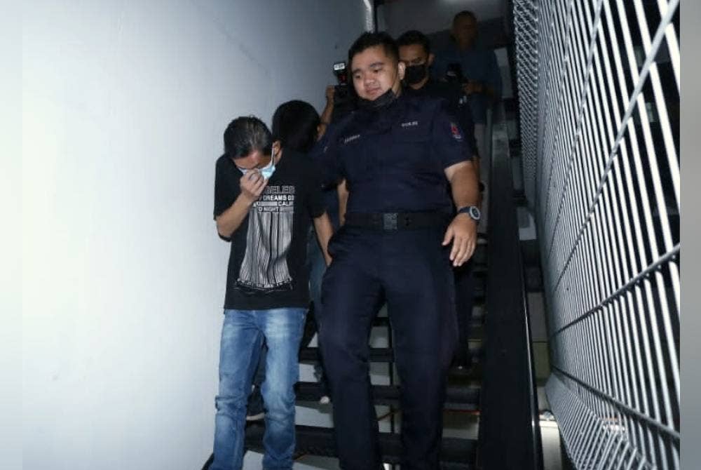 Dua lelaki didenda RM3,000 oleh Mahkamah Majistret Ipoh pada Khamis selepas mengaku membantu aktiviti menampal poster along di Bercham, Ipoh, Isnin lalu.