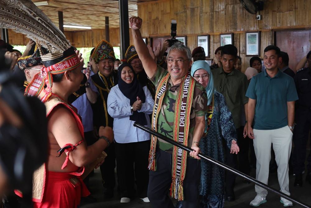 Al-Sultan Abdullah berkenan mencuba sumpit ketika melawat ke Kompleks Persatuan Kebudayaan Kadazandusun (KDCA) sempena Kembara Kenali Borneo pada Khamis. - Foto Bernama