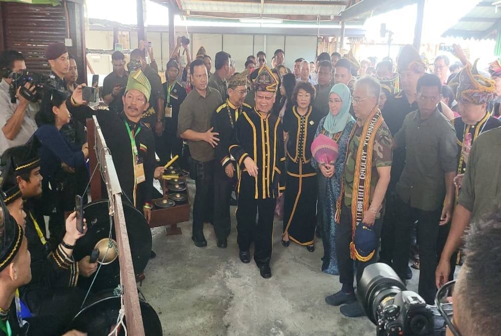 Seri Paduka melihat persembahan bergendang yang dipersembahkan kumpulan Seni Warisan dari Kampung Suasa, Beaufort di Walai Bisaya, Kampung Kebudayaan Koisaan di KDCA, Penampang.