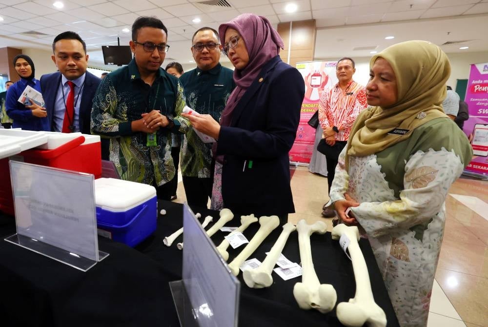 Zaliha (dua dari kanan) melawat ruang pameran pada Majlis Perasmian Minggu Kesedaran Pendermaan Organ Peringkat Kebangsaan 2023 di Auditorium IKN, Putrajaya hari ini. - Foto Bernama