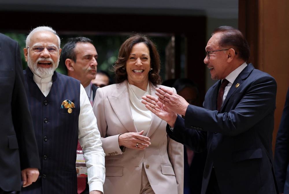 Anwar bersama Narendra Modi (kiri) dan Naib Presiden Amerika Syarikat (AS), Kamala Harris hadir pada Sidang Kemuncak ASEAN-Pertubuhan Bangsa-Bangsa Bersatu Ke-13 di Pusat Konvensyen Jakarta (JCC) pada Khamis. - Foto Bernama