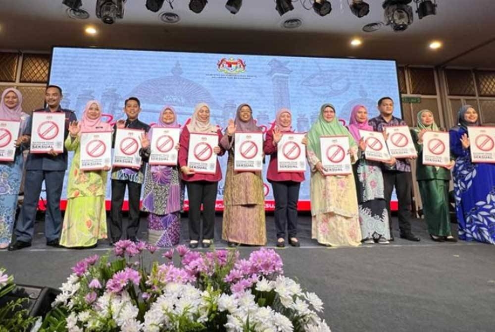 Nancy (enam dari kanan) bersama wakil jemputan Program Jeyarawara KPWKM@Advokasi Anti Gangguan Seksual Negeri Kelantan di sini pada Khamis menunjukkan poster 'Katakan tidak kepada gangguan seksual.