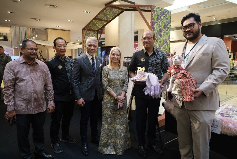 Azman (dua dari kanan) bersama Rasta (tiga dari kanan) dan Bon Zainal (empat dari kanan) meluangkan masa melawat pempamer di MY Gaya Month 2023.