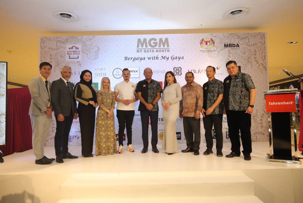 Azman (enam dari kiri) bersama sebahagian peserta terlibat dalam menjayakan MY Gaya Month 2023 yang diadakan di Farenheit88, Kuala Lumpur bermula 24 Ogos hingga 25 September 2023.