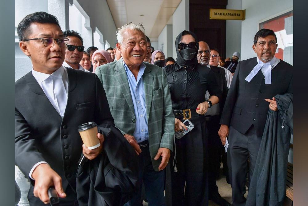Bung Moktar dan Zizie Izette dilepas dan dibebaskan oleh Mahkamah Tinggi hari ini atas tiga pertuduhan rasuah berjumlah RM2.8 juta membabitkan pelaburan RM150 juta dalam unit amanah Public Mutual Berhad.   - Foto Bernama