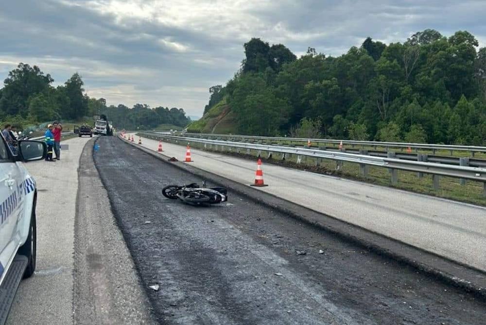 Mangsa maut selepas motosikal ditunggang terbabas dan terjatuh di kawasan laluan dalam pembaikan di KM211.2 LPT1 pada Khamis. - Foto FB Polis Trafik Kuantan