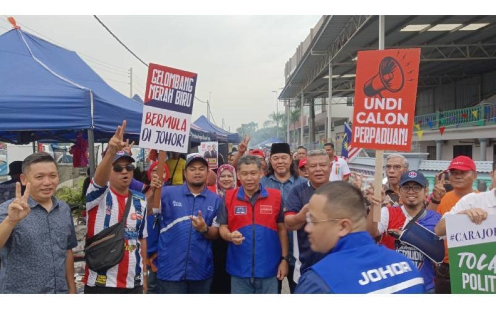 Nazri bertemu orang ramai semasa mengadakan walkabout di pasar malam di pekan Sungai Abong, Bakri, Muar.
