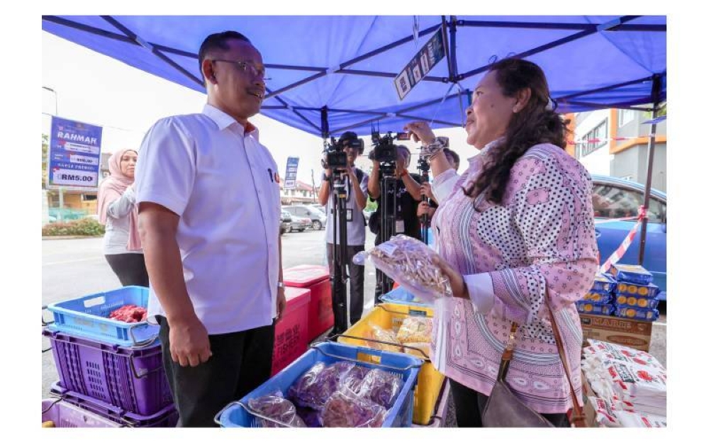 Suhaizan bersalaman bersama para pengundi dari kaum Tionghua ketika menghadiri program ceramah di Taman Anggerik dalam kawasan Parlimen Pulai. FOTO: BERNAMA