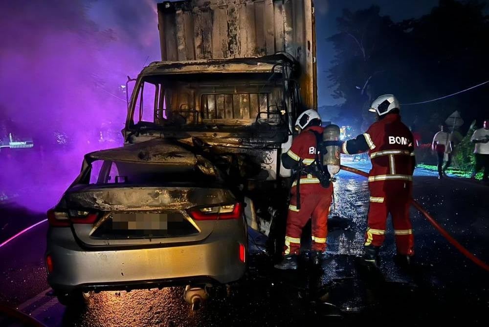Sepasang suami isteri maut selepas kereta dinaiki dipercayai hilang kawalan dan bertembung dengan lori dalam kejadian di Jalan Kuala Garing, Rawang pada Khamis. - Foto JBPM Selangor
