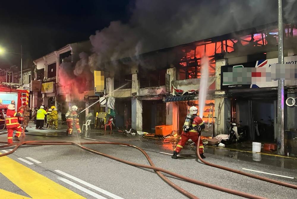 Anggota bomba menjalankan operasi pemadaman bagi memastikan api dipadamkan keseluruhannya.