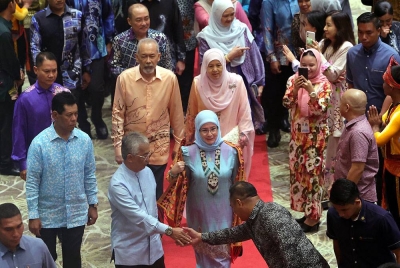 Al-Sultan Abdullah dan Tunku Azizah berkenan berangkat tiba pada Majlis Santapan Malam Kerajaan Negeri Sabah di Pusat Konvensyen Antarabangsa Sabah (SICC) hari ini. Foto Bernama