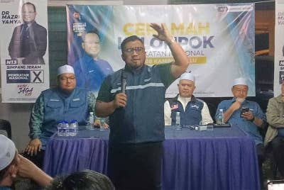 Che'gu Bard dalam Ceramah Kelompok Perikatan Nasional di Kampung Ulu, Bakri, Muar pada malam Rabu.