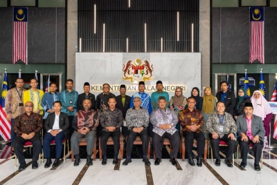 Shamsul (tengah) bersama jemputan pada sesi libat urus kali keempat berhubung isu kalimah ALLAH.