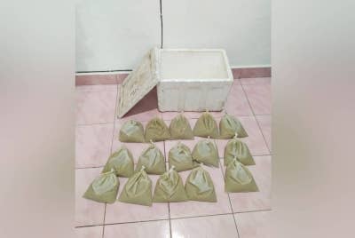 Air ketum yang sudah dibungkus disyaki untuk dijual.