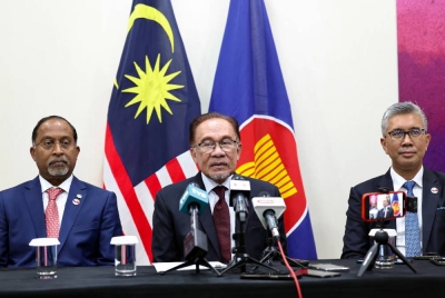Anwar bersama Menteri Luar, Datuk Seri Dr Zambry Abdul Kadir (kiri) dan Menteri Pelaburan, Perdagangan dan Industri, Tengku Datuk Seri Zafrul Tengku Abdul Aziz di Jakarta pada Khamis. - Foto Bernama