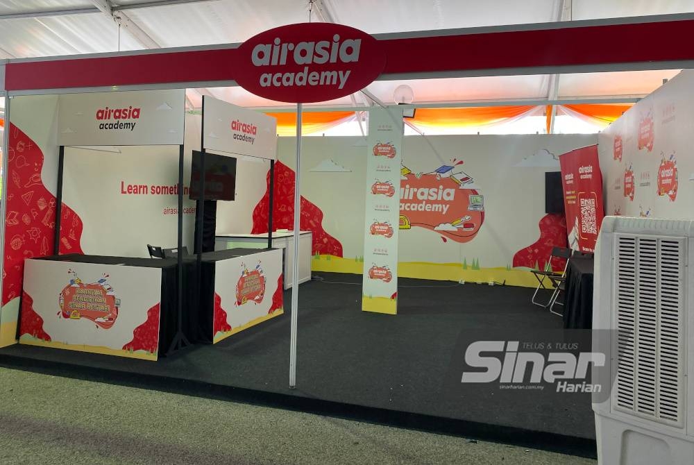 Reruai AirAsia Academy mengadakan aktiviti eksperimen sains dan robotik sepanjang tiga hari berlangsungnya Karnival Pendidikan Sinar Bestari.