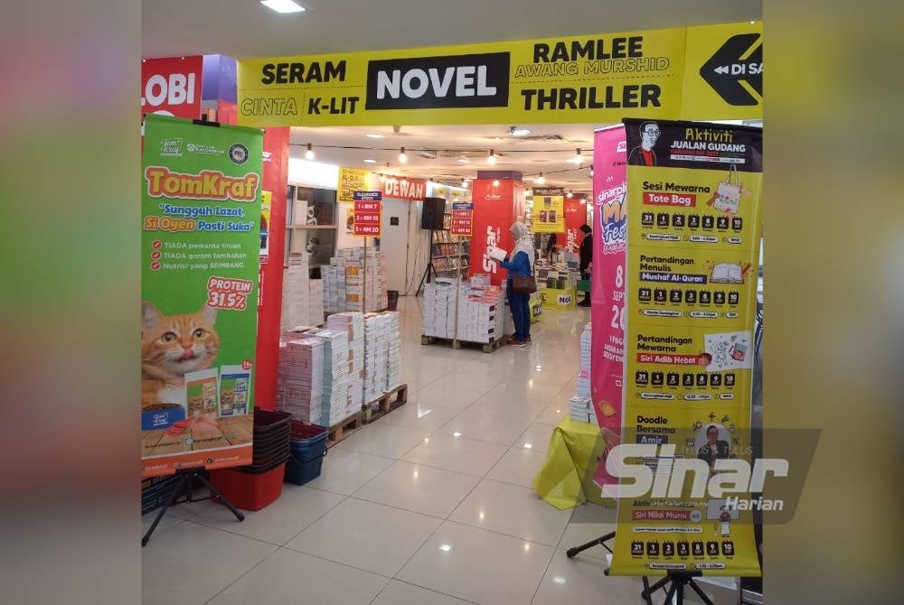 Suasana Jualan Gudang Karangkraf yang diadakan di Kompleks Kumpulan Media Karangkraf bermula 31 Ogos hingga 10 September 2023.