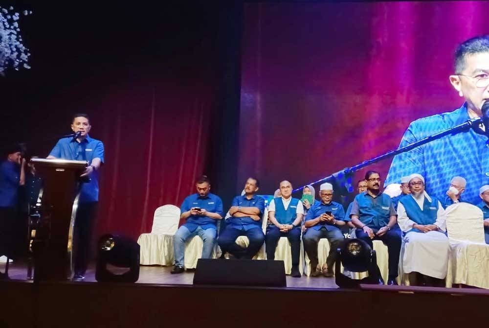 Azmin ketika berucap dalam program Grand Finale Perikatan Nasional N13 Simpang Jeram di SBJ Ballroom, Kampung Parit Keroma Darat di Muar pada malam Khamis.