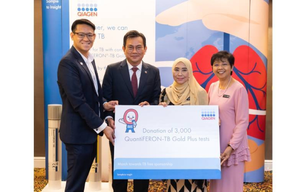 Dr. Alvin Lee, Ketua MDx APEC, QIAGEN (dua, kiri) dan Hanlin Kok juga wakil dari QIAGEN (kiri), menyempurnakan gimik penyerahan 3,000 unit ujian QuantiFERON-TB Gold Plus kepada Timbalan Pengarah Jeneral (Kesihatan Awam), Datuk Dr. Norhayati Rusli (dua, kanan) yang turut disertai Pengarah Makmal Kesihatan Awam Kebangsaan, Dr. Nik Jasmin Nik Mahir (kanan).