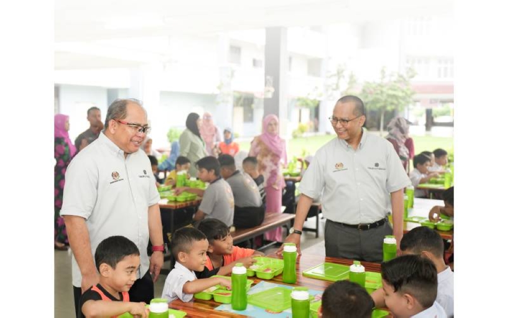 Ketua Pegawai Eksekutif Kumpulan Takaful Malaysia, Nor Azman Zainal (kanan) dan Ketua Pegawai Eksekutif Takaful Malaysia Am, Mohamed Sabri Ramli (kiri) di majlis Di Hatiku Student Food Aid Program di Kuala Lumpur.