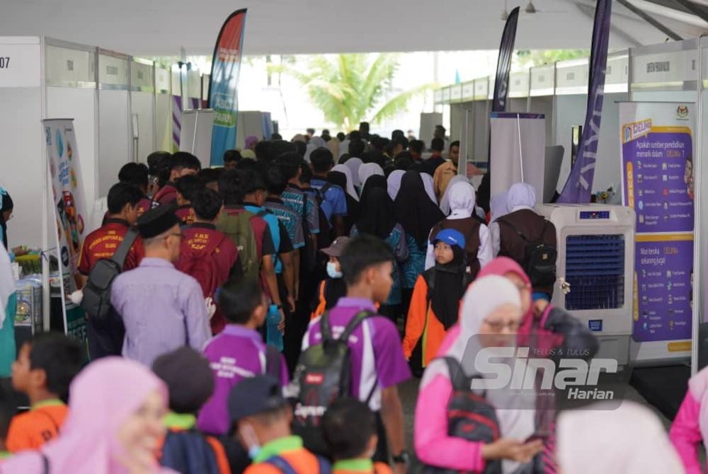 Kehadiran pelajar sekolah sejak awal pagi hari pertama Karnival Pendidikan Sinar Bestari di Kompleks Karangkraf, Shah Alam pada Jumaat. -Foto ROSLI TALIB