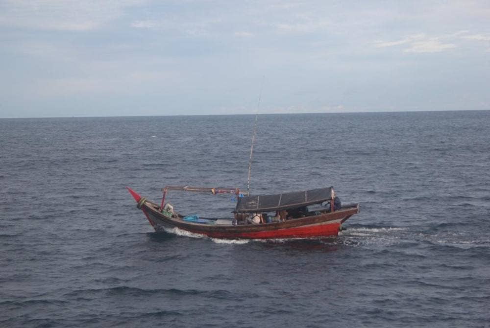 Bot warga asing turut dirampas untuk tindakan lanjut.