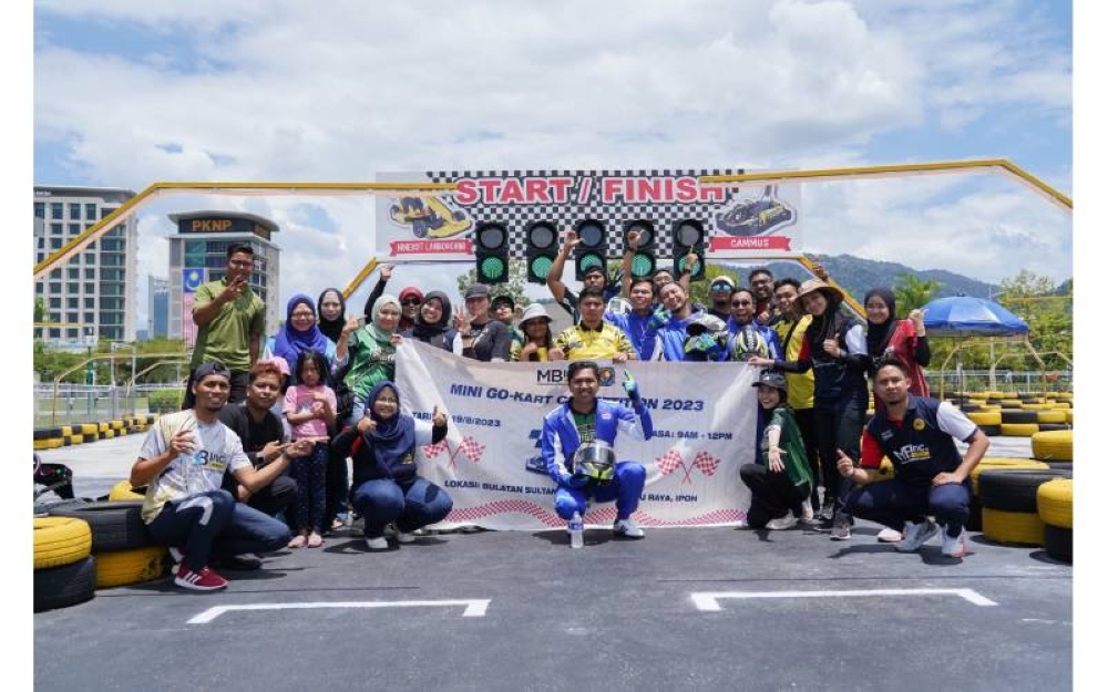 Warga kerja MB Inc. Perak memanfaatkan aktiviti go-kart di Bulatan Sultan Azlan Shah, Bandar Meru Raya, Ipoh.  