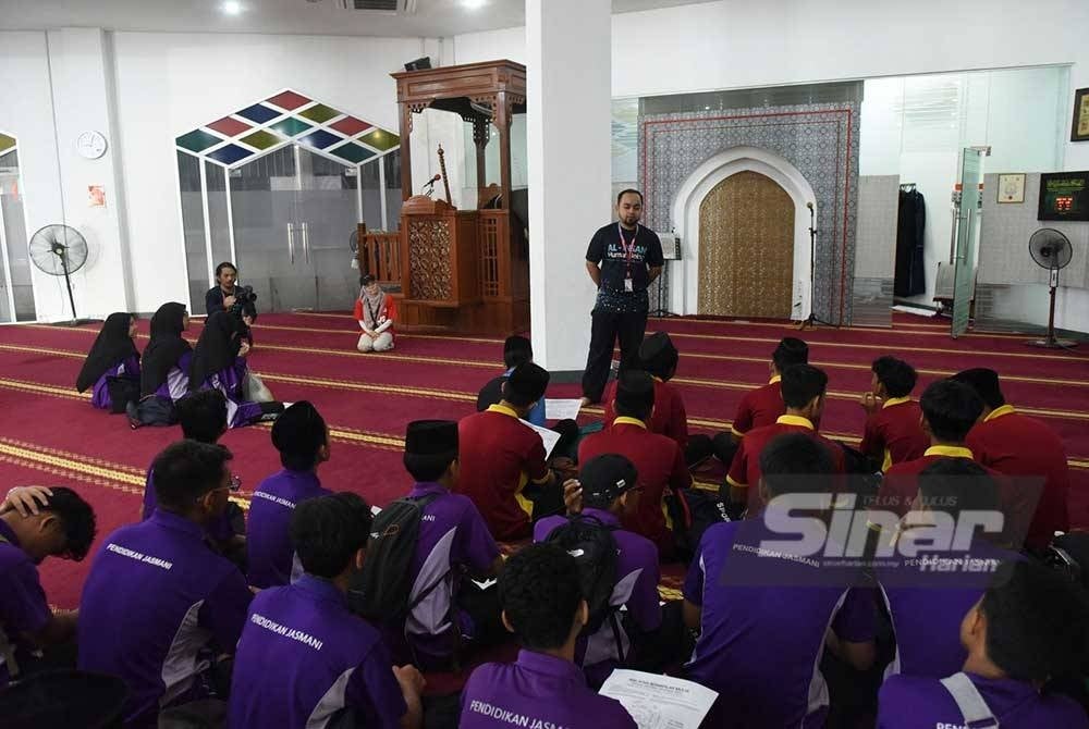 Mohamad Haizan memberi penerangan kepada para peserta yang menyertai Al-Abrar Explorace di Surau Karangkraf pada Jumaat.