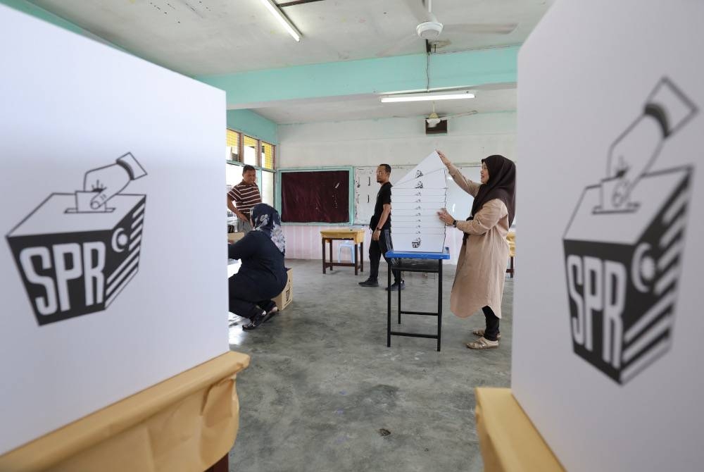 Petugas Suruhanjaya Pilihan Raya (SPR) melakukan persiapan menjelang Pilihan Raya Kecil (PRK) P.161 Parlimen Pulai di Sekolah Menengah Kebangsaan Aminuddin Baki pada Jumaat. - Foto Bernama