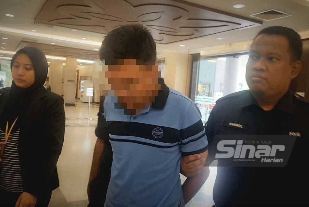 Pihak polis membawa seorang penganggur (dua, kanan) ke Mahkamah Sesyen Kuala Lumpur pada Jumaat, atas satu pertuduhan bersubahat dalam kejadian rogol bergilir-gilir adik iparnya di sebuah rumah, minggu lalu.