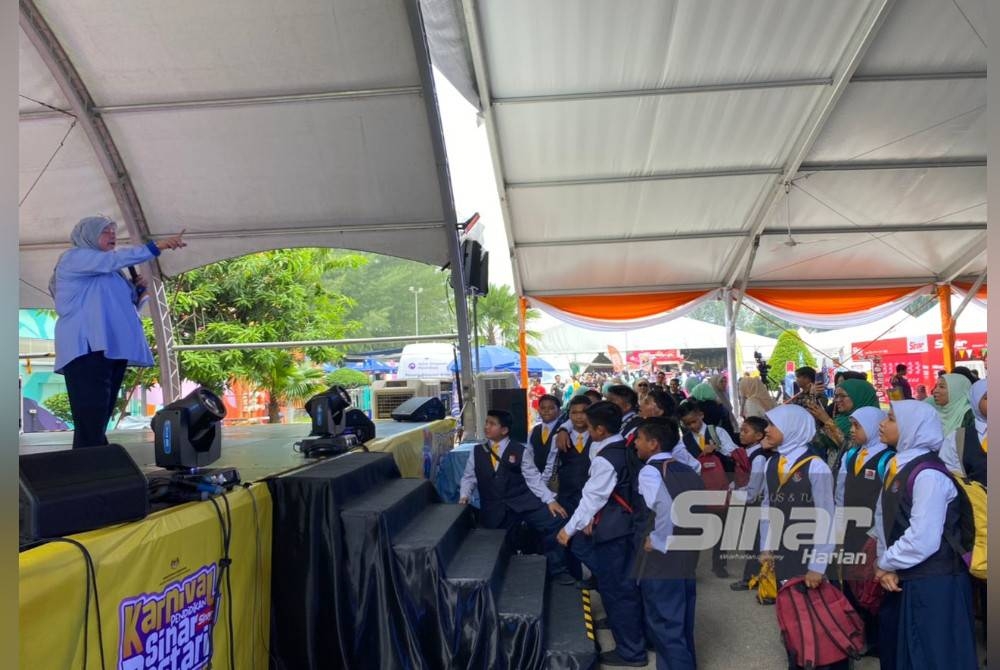 Pelajar sekolah tidak melepaskan peluang menyertai Program Bijak Kewangan Bersama Bank Rakyat sempena Karnival Pendidikan Sinar Bestari yang berlangsung di Kompleks Kumpulan Karangkraf di sini pada Jumaat.