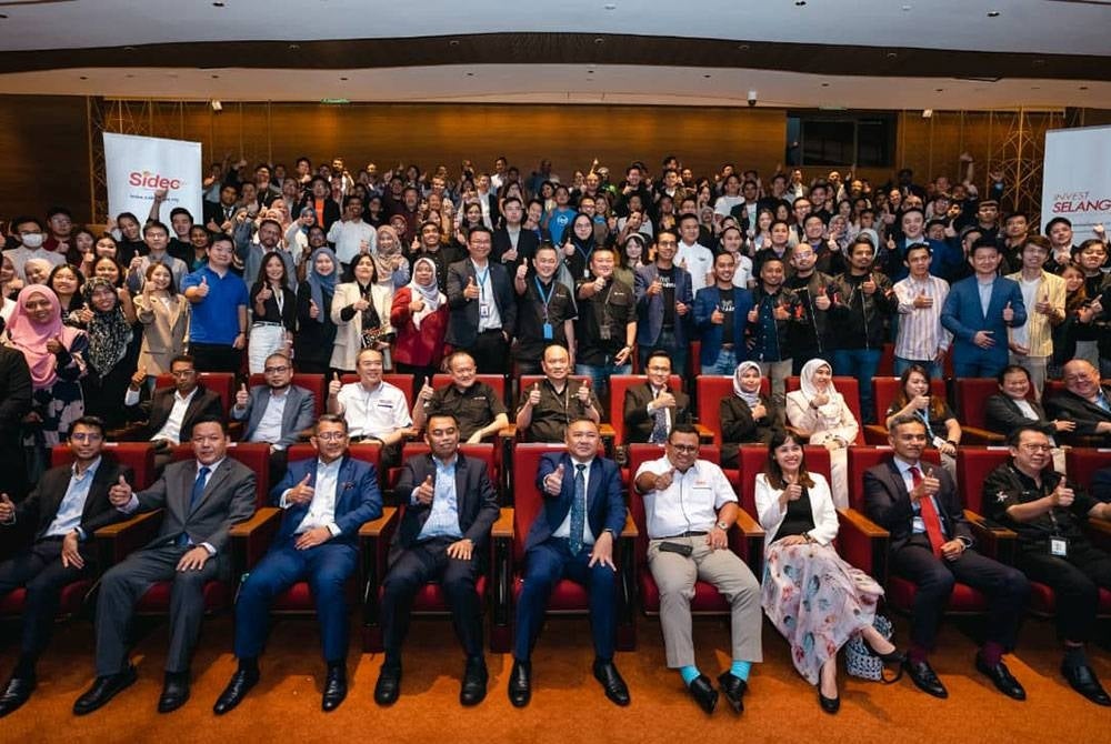 Amirudin (depan, empat dari kiri) dan Nie Ching (tiga dari kiri) memeriahkan perasmian kohort keenam bagi Selangor Accelerator Programme (SAP) edisi 2023. .