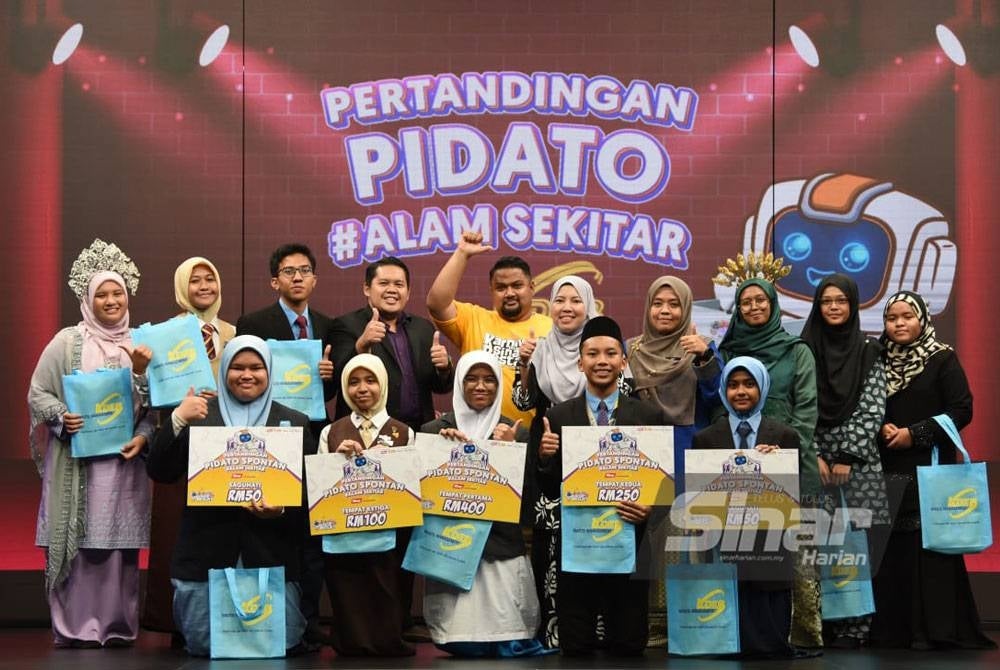 Peserta Pertandingan Pidato Alam Sekitar bersama pada Jumaat.