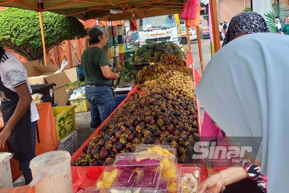 Pengunjung yang datang menyerbu ke gerai jualan buah-buahan FAMA sempena Karnival Pendidikan Sinar Bestari.