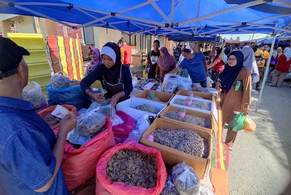 Suasana Pasar Tani Kuala Besut yang beroperasi seperti biasa pada Jumaat.