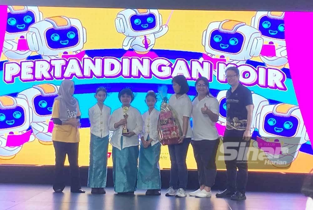 SJKC Serdang Baru 1, Seri Kembangan juara pertandingan koir sekolah rendah sempena Karnival Pendidikan Sinar Bestari. - Foto Qurratul’aina Quddus