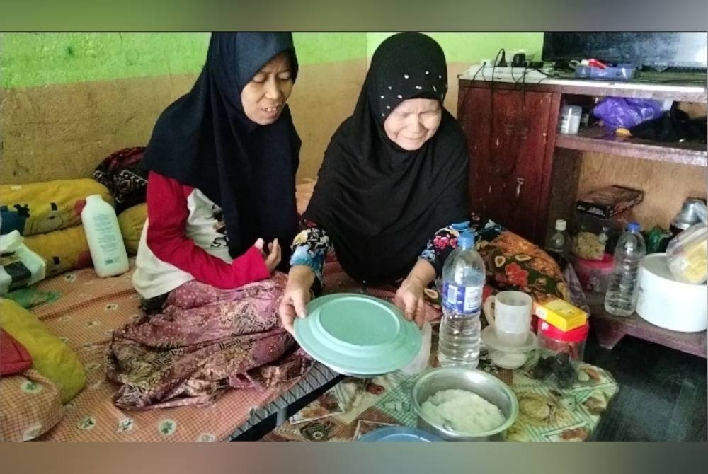 Roslina tidak mampu menelan makanan walaupun bubur nasi yang dimasak oleh Kamariah.
