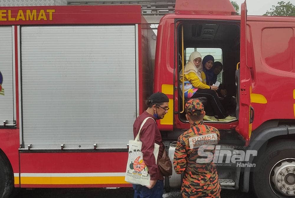 Pengunjung tidak melepaskan peluang menaiki jentera bomba di Karnival Pendidikan Sinar Bestari di Dataran Karangkraf.