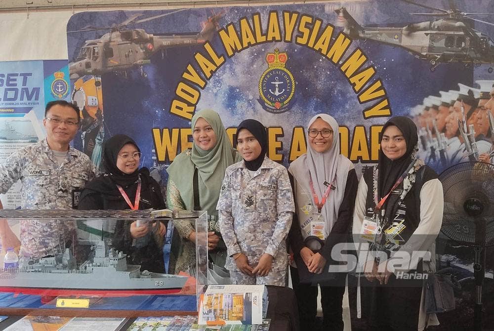 Pengunjung tidak melepaskan peluang bergambar di pameran Tentera Laut Diraja Malaysia (TLDM) di Karnival Pendidikan Sinar Bestari, pada Jumaat.